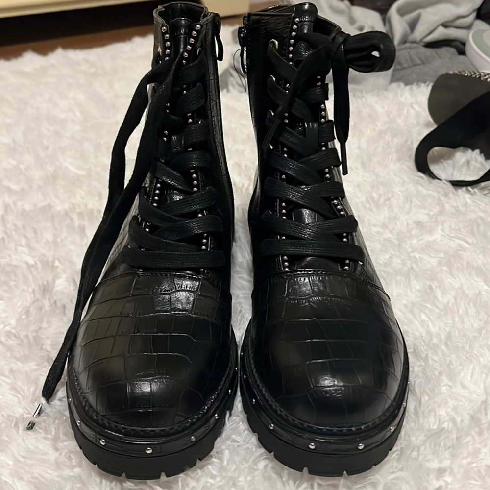 Black crock detailed combat boot